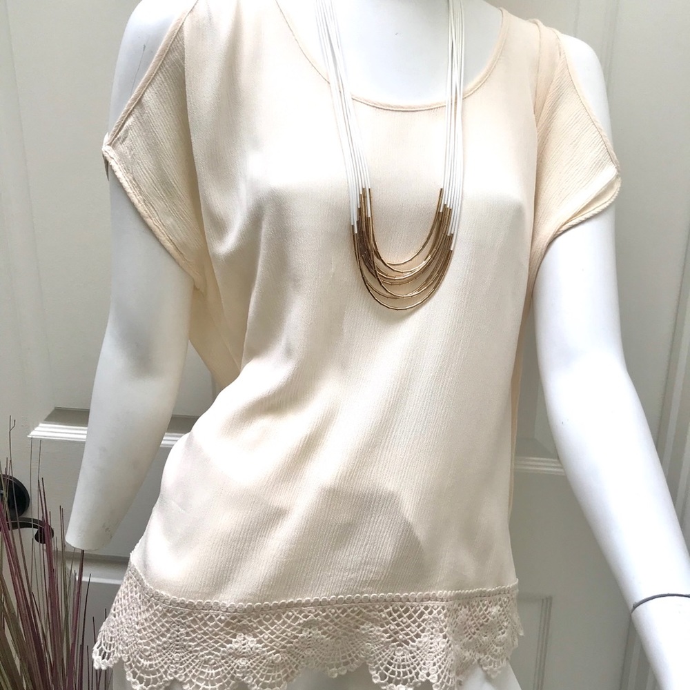 Bobeau Cream Top Open Shoulder With Lace Trim Size Small